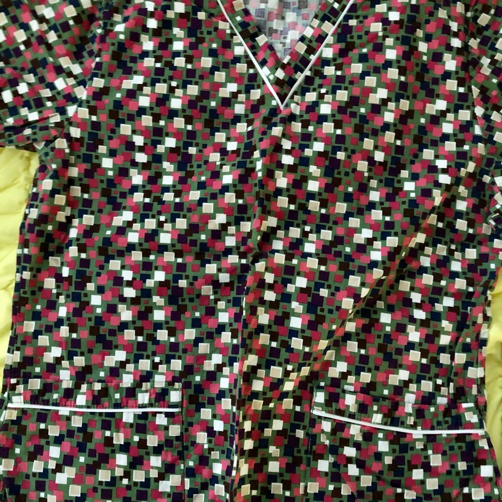 Medium scrub top